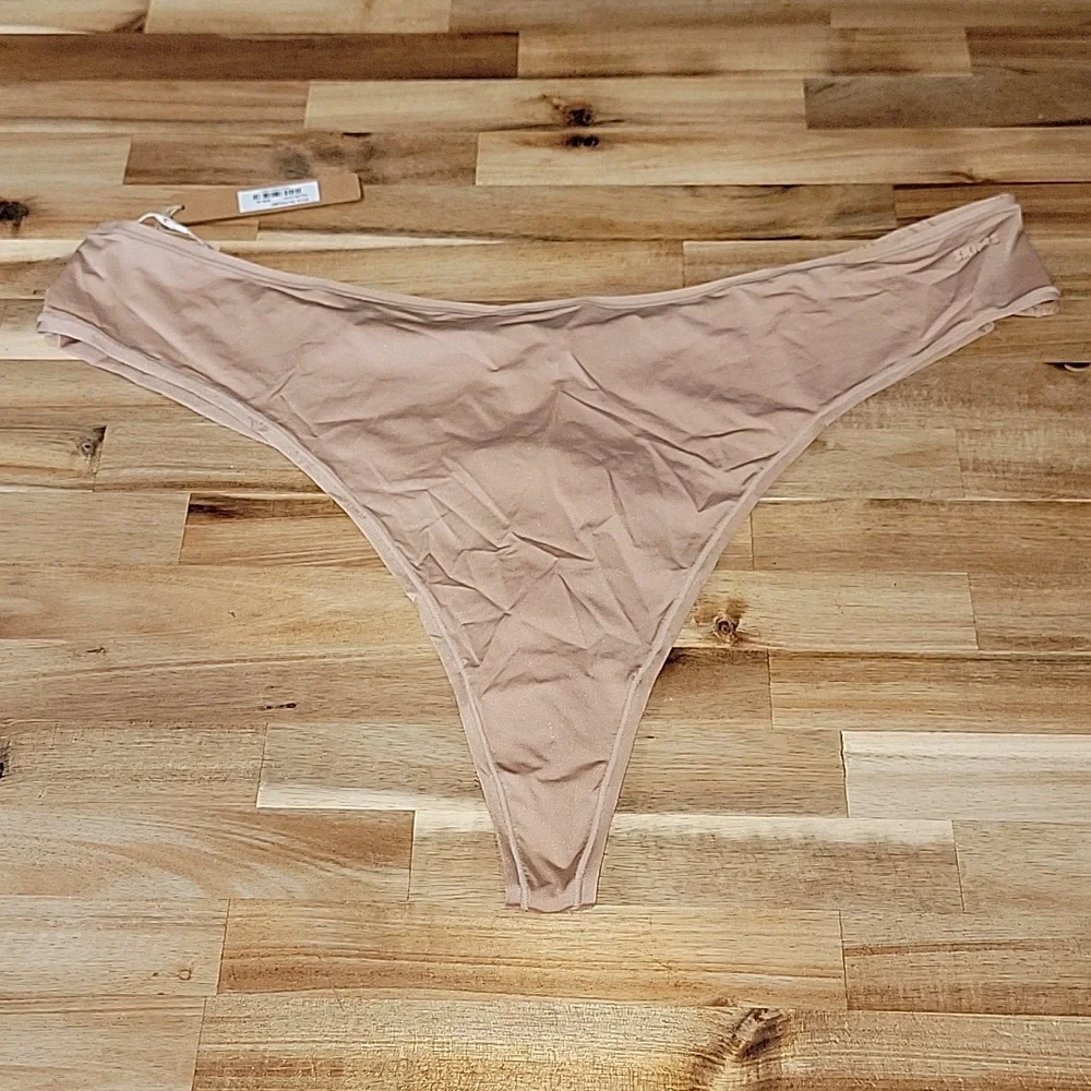 SKIMS Kim Kardashian Women's 4X Thong Panties New w/ Tags!